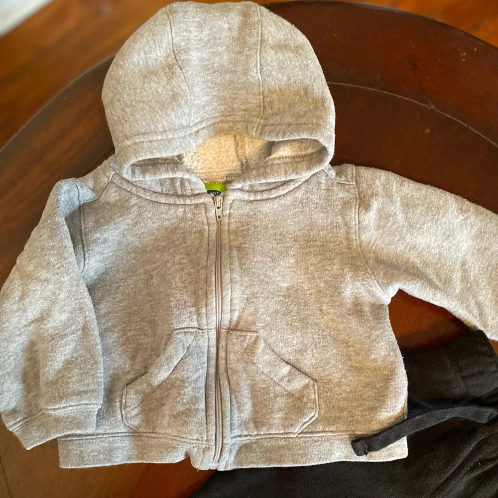 🧩3/$20 Old Navy Grey Zip Up Hoodie Black Fleece Pants Size 6-12 Months